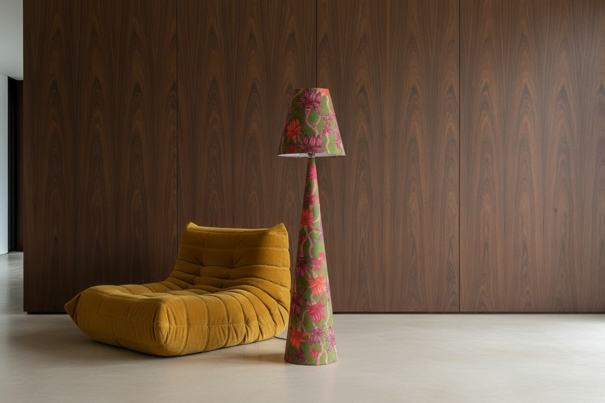 Lampe avec motif floral retourné vers le bas